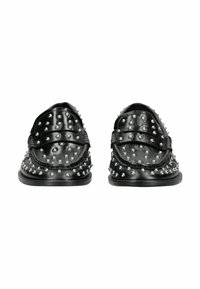 Černé kožené boty s kulatou špičkou, se zdobením hřebíky po celém svršku a plochou podrážkou. Důkladně zdobené kovovými nýty.