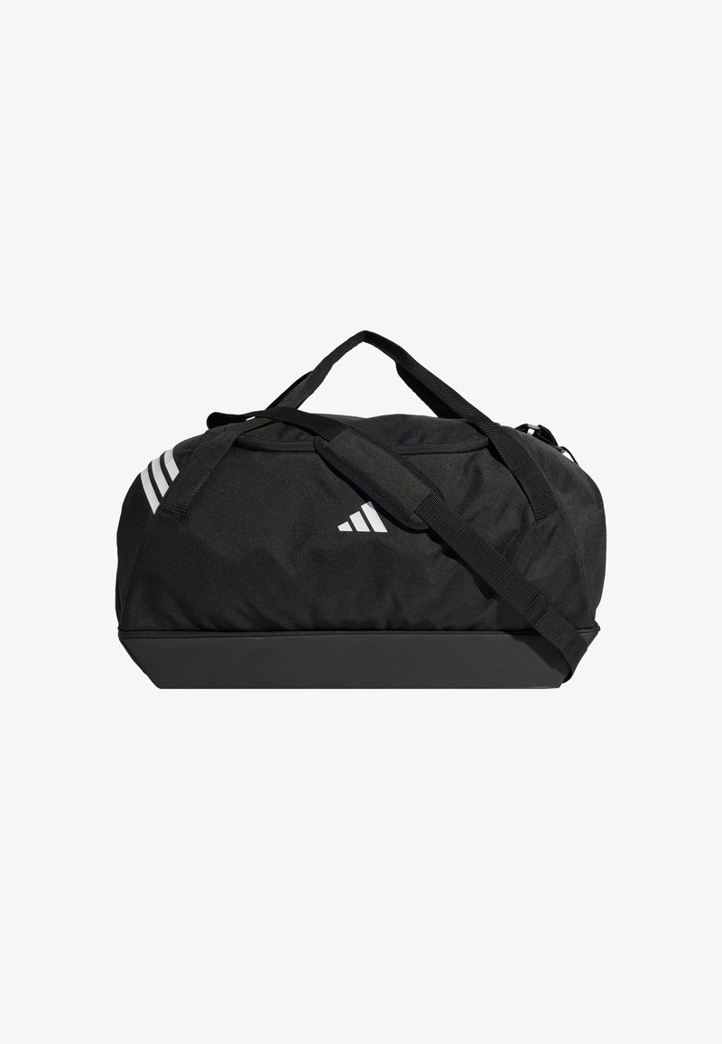 Bolsa de viaje negra con tela texturizada, que presenta tres rayas blancas en un lado, asas resistentes y una correa ajustable para el hombro.