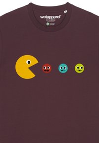 Donkerpaarse T-shirt met een gele Pac-Man afbeelding, uitgerust met drie gekleurde iconen (rood, teal, groen) die verschillende gezichten uitdrukken.