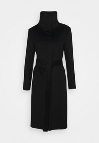 Černý kabát po kolena s vysokým límcem, dlouhými rukávy a odpovídajícím páskem uvázaným v pase, vystavený na bílém pozadí.