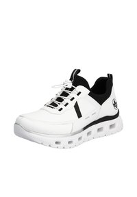 Chaussure de sport blanche avec des accents noirs, design à lacets et matière synthétique texturée. Semelle épaisse avec de grandes découpes pour l'aération.
