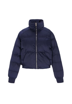 Granatowa skrócona kurtka puchowa z wysokim kołnierzem, zapięciem na zamek błyskawiczny i ściągaczami przy mankietach. Posiada poziome pikowane sekcje dla lepszej izolacji.