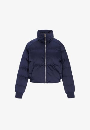 Jachetă puffer croită de culoare bleumarin, cu guler înalt, închidere cu fermoar și manșete ribitate. Prezintă secțiuni orizontale quilted pentru izolație.