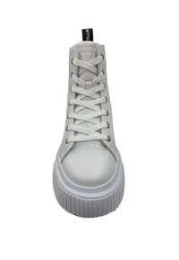 Sneaker alta in materiale sintetico bianco. Presenta punta rotonda, chiusura con lacci, occhioni metallici e suola in gomma bianca testurizzata.