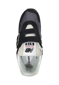 Sneaker nera e grigia con un cinturino in velcro, caratterizzata da una tomaia in rete, dettagli testurizzati e un logo sulla linguetta e sul lato.