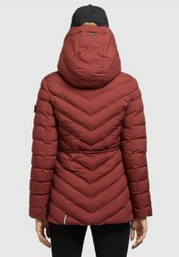 Chaqueta acolchada roja con patrón en chevron, capucha desmontable y cintura ajustada. Cuenta con bolsillos con cremallera y una etiqueta en la manga izquierda.
