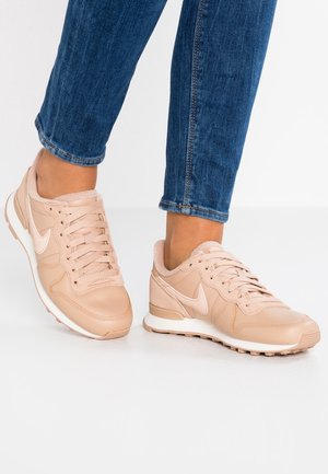 Matalavartiset tennarit - nude