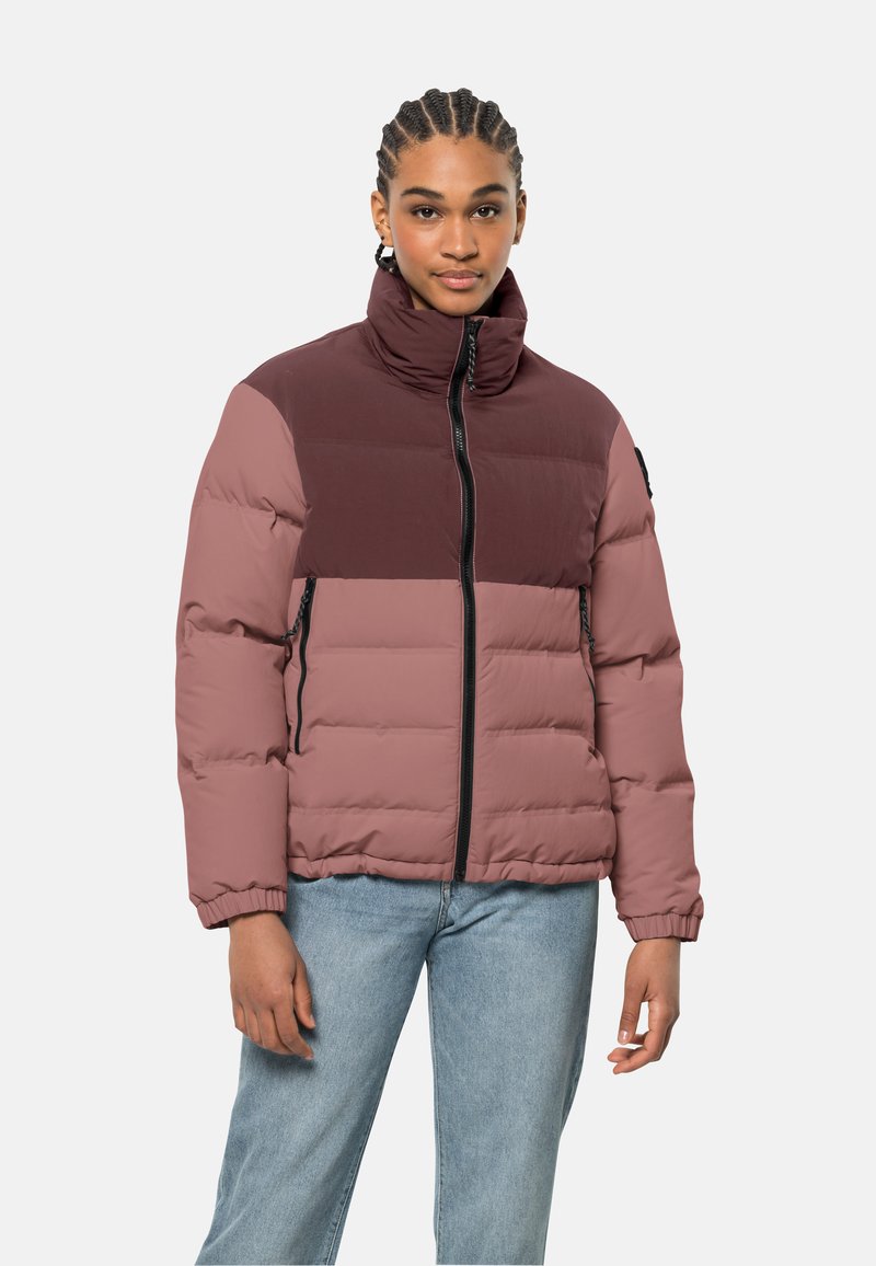 Doudoune avec un col montant, design bicolore en rose et bordeaux, texture matelassée et fermeture éclair à l'avant. Accents en matériel noir.