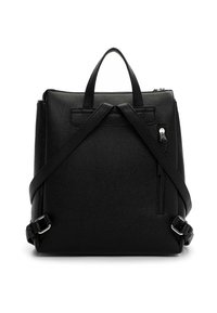 Czarny skórzany plecak o fakturowanym wykończeniu, wyposażony w regulowane paski, górny uchwyt oraz zamykaną na zamek kieszeń po boku.