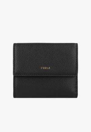 Carteira de pele preta com um acabamento texturizado, apresentando um fecho dobrável e um detalhe em logotipo dourado na parte da frente. Forma compacta e rectangular.