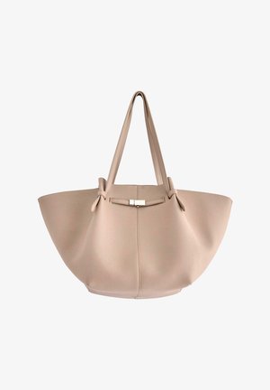 Beige, slät läder tote-väska med en bred, öppen silhuett, två långa handtag och en metallspänne detalj högst upp.