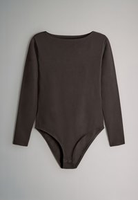 Pikkade varrukatega bodi tumepruunist puuvillasegust, millel on ümar kaelus, allosas klõpskinnitused ja siledapoolne, sile tekstuur.