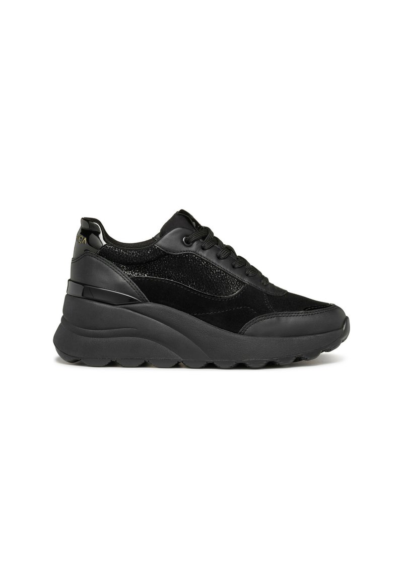 Czarne sneakersy o mieszanych materiałach, w tym gładkich i teksturowanych panelach, z amortyzowaną podeszwą i czarnymi sznurowadłami.