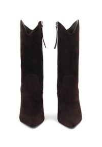 Botas de ante marrón hasta la rodilla con punta afilada, parte superior de corte angular y cremalleras laterales, con textura suave y mínimos detalles.