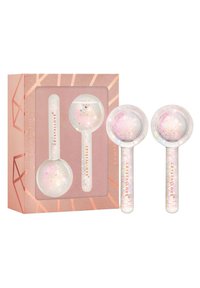 Set di globi per crioterapia in una scatola geometrica color oro rosa. I globi sono trasparenti con glitter iridescenti, texture liscia e estremità arrotondate.