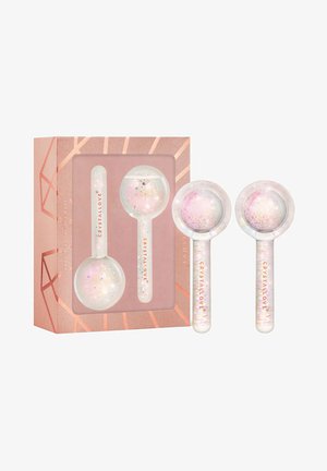 Zestaw globów do krioterapii w różowo-złotym geometrycznym pudełku. Globusy są przezroczyste, z iryzującym brokatem, gładką teksturą i zaokrąglonymi końcami.