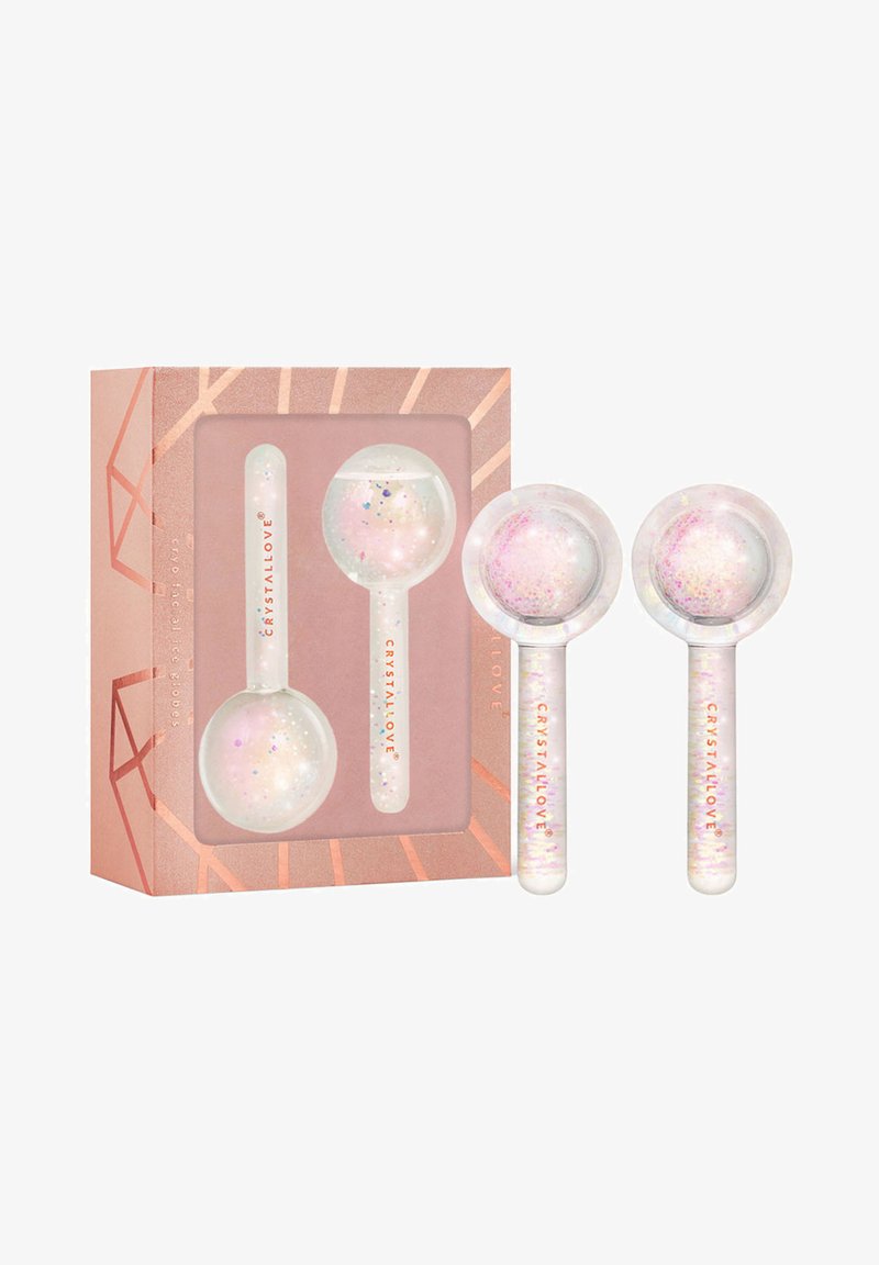 Cryo-faciale bollen set in een rosegouden geometrische doos. De bollen zijn transparant met iriserend glitters, een gladde textuur en afgeronde uiteinden.