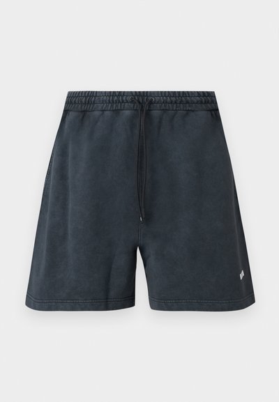 Shorts décontractés noirs avec taille élastique et cordon de serrage à l'avant, texture subtile et petit logo blanc sur la partie inférieure droite de la jambe.