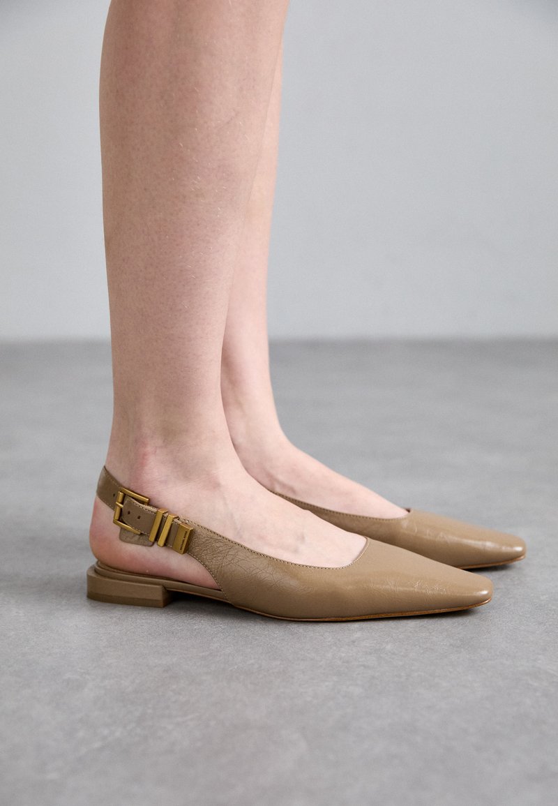 MICHAEL Michael Kors - DARRINGTON FLAT - Sarokpántos balerina cipők - husk, Nagyítás