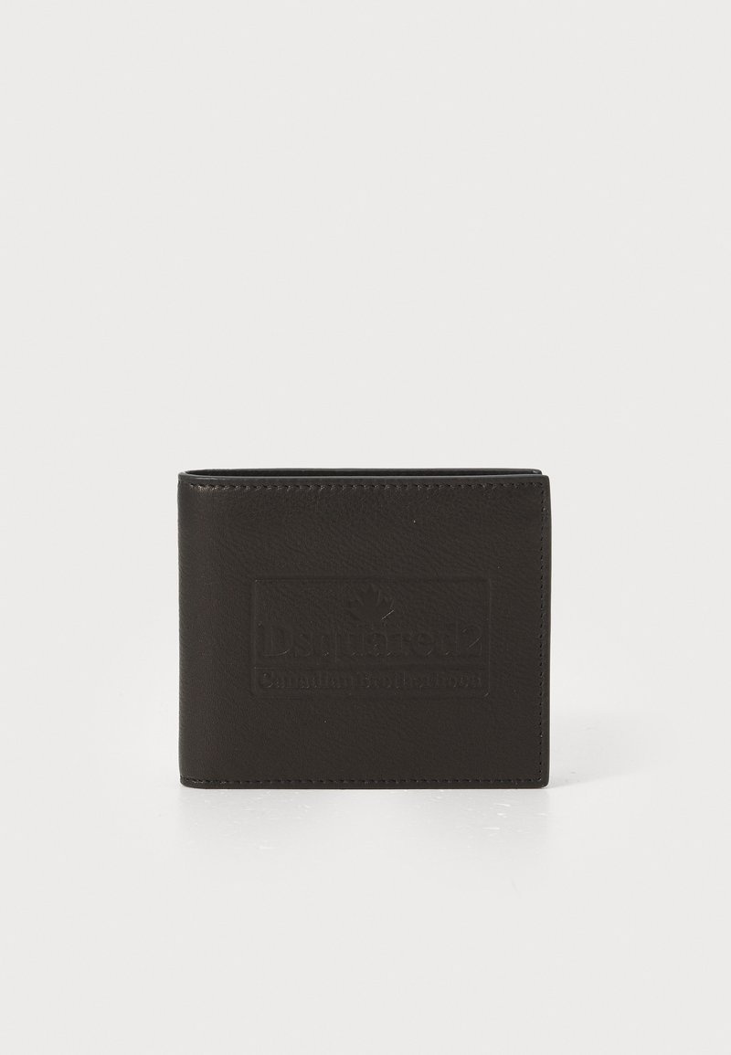 Portafoglio bifold in pelle nera con logo impresso e dettaglio in foglia d'acero, in posizione verticale su una superficie bianca.