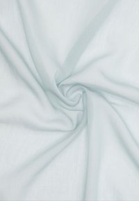 Jasnoniebieska, przezroczysta tkanina o gładkiej fakturze, prezentująca subtelny połysk i delikatne opadanie, wirująca w spiralnym wzorze.