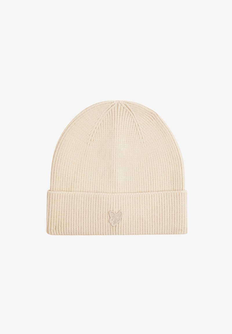 Beige ribbet strikket hue med folded cuff. Har et subtilt broderet sommerfugl logo på forsiden. Blød tekstur, tætsiddende design.