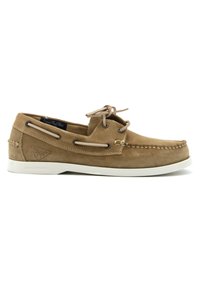 Scarpa da barca in suede marrone con suola in gomma bianca, lacci in pelle e dettagli di cucitura. Presenta un logo impresso di lato.
