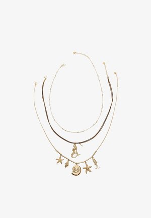 Naszyjniki w kolorze złotym, o trzech warstwach, z morskimi zawieszkami, w tym rozgwiazdą, muszlą, syrenką, rybą i detalami muszli na białym tle.