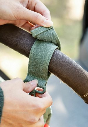 Zelena Velcro zapirala trdi rjav ročaj, s plastičnim sponko. Roka prilagaja trak za tesno prileganje.
