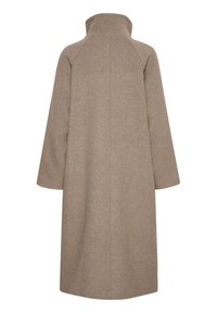 Cappotto a lunghezza ginocchio in misto lana marrone chiaro, con colletto alto, maniche raglan e una texture liscia senza chiusure visibili.