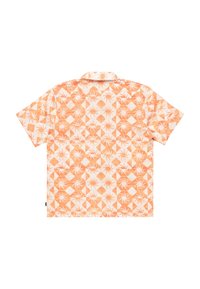Camicia a maniche corte di color arancione chiaro con un motivo geometrico che presenta diamanti e motivi di foglie stilizzate in tonalità più chiare.
