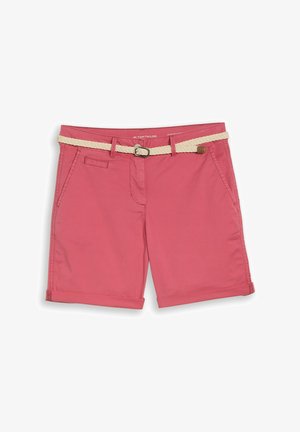 Różowe spodenki do kolan z podwiniętymi mankietami i plecionym kremowo-białym paskiem ze srebrną sprzączką.