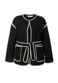 Veste noire à manches longues avec un bord festonné blanc, poches avant, et une ceinture assortie nouée à la taille.