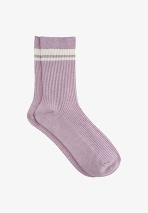 Violet raidalliset sukat, joissa valkoiset raidat ylhäällä. Pehmeä rakenne, tavanomainen sukan muoto, kevyt muotoilu, joka soveltuu arkikäyttöön.