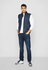 Tommy Hilfiger PACKABLE VEST - Chaleco - desert sky