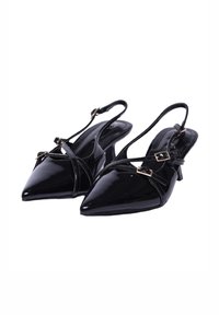 Sandali con tacco slingback in pelle nera lucida, con punte appuntite, cinturini incrociati e tacchi piccoli e robusti, caratterizzati da dettagli in metallo color oro.