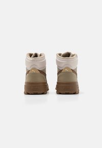 Puma REBOUND ABRUPT WTR UNISEX - Augsti sporta apavi - alpine snow/haute coffee/oak branch