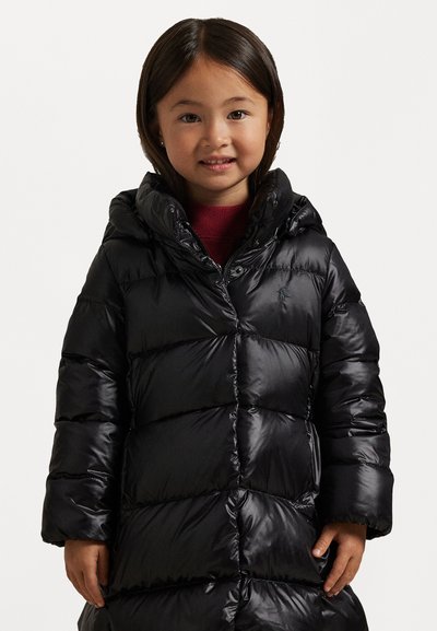 Casaco acolchoado preto com design acolchoado horizontal, textura brilhante e capuz. Apresenta um fecho frontal com botões e um pequeno detalhe de logotipo.