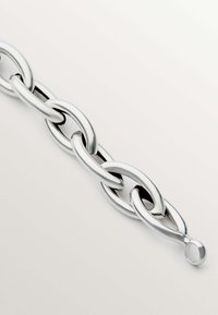 Pulsera de cadena de plata con eslabones ovalados entrelazados, acabado suave y pulido, y un cierre circular.