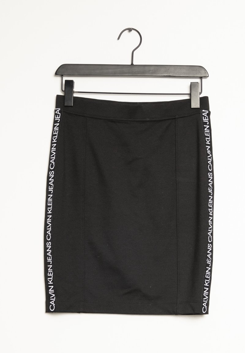 Gonna nera con un design aderente, caratterizzata da un marchio bianco lungo il lato. Realizzata in un materiale liscio e elastico. Appesa a una gruccia nera.