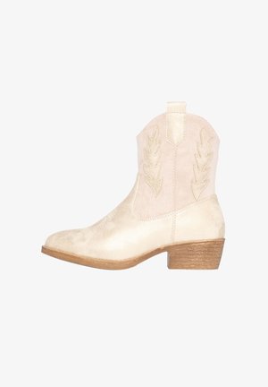 Western-stijl enkellaarsjes van beige suède met een gestructureerde afwerking. Kenmerkt decoratieve stiksels en een lage houten hak.