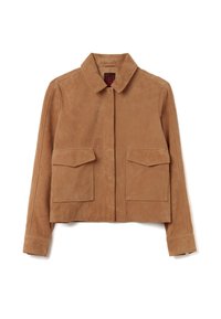 Braune Wildlederjacke mit einem Kragen, zwei vorderen Klapptaschen und einem cropped Design. Die glatte Textur und die klaren Linien unterstreichen ihr modernes Erscheinungsbild.