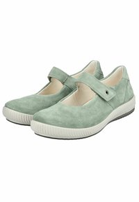 Zapatos Mary Jane de ante verde con una correa de Velcro, un interior acolchado y una suela de goma texturizada. Presentan un diseño de punta redondeada.