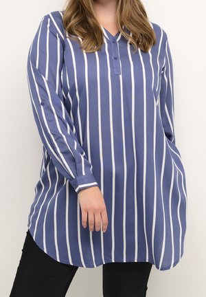 Chemise à manches longues rayée bleu et blanc avec un col en V et des boutons, présentant une coupe ample et un ourlet incurvé. Le tissu semble doux.