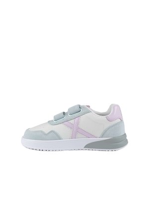 Zapatilla deportiva blanca con acentos en azul claro y rosa, parte superior sintética, dos correas de gancho y bucle, y una suela ligera.