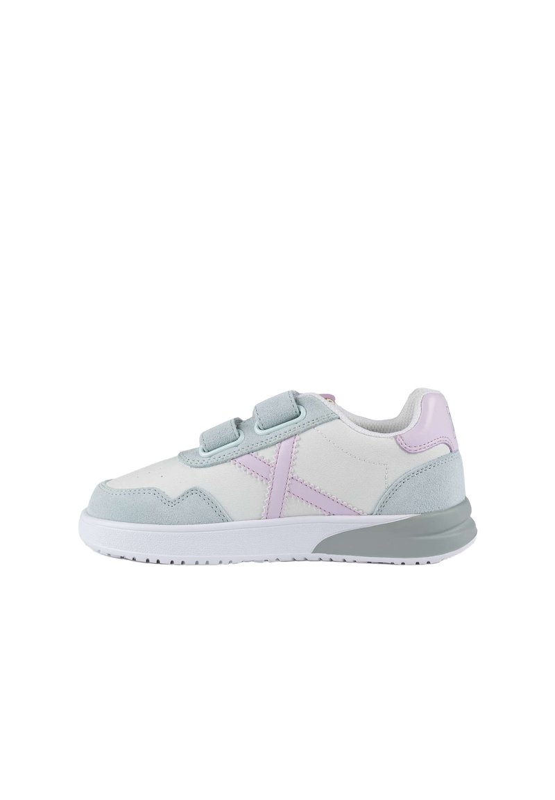 Zapatilla deportiva blanca con acentos en azul claro y rosa, parte superior sintética, dos correas de gancho y bucle, y una suela ligera.