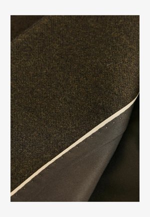 Zwei Schichten Stoff: ein strukturiertes, dunkelbraunes Wolle darüber und ein glattes, dunkles Material darunter, mit einer sichtbaren cremefarbenen Kante.