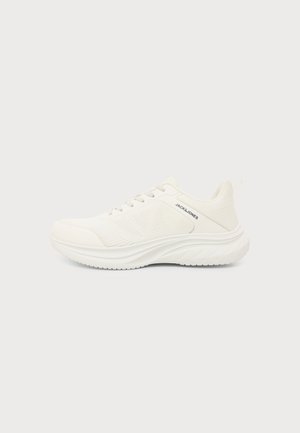 Zapatilla baja blanca con cierre de cordones, parte superior de punto con textura y logo "Jack & Jones" en el lateral, vista de perfil.