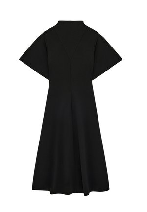 Vestido negro hasta la rodilla con mangas cortas y anchas y un cuello alto, que presenta un detalle sutil de costura en forma de V en la parte delantera.