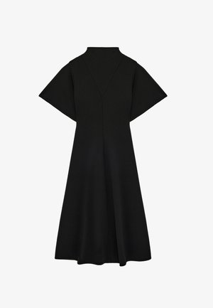 Vestido negro hasta la rodilla con mangas cortas y anchas y un cuello alto, que presenta un detalle sutil de costura en forma de V en la parte delantera.